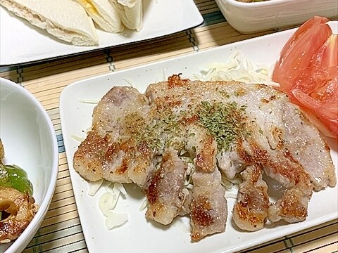 豚ロースとんかつ肉が天ぷら粉でこんがりにソーテー！